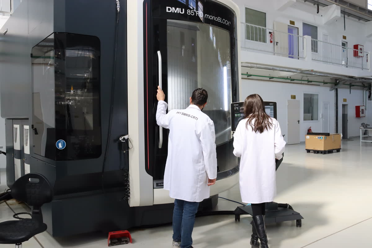 Techniciens devant le centre d'usinage 5 axes DMG-MORI DMU 85