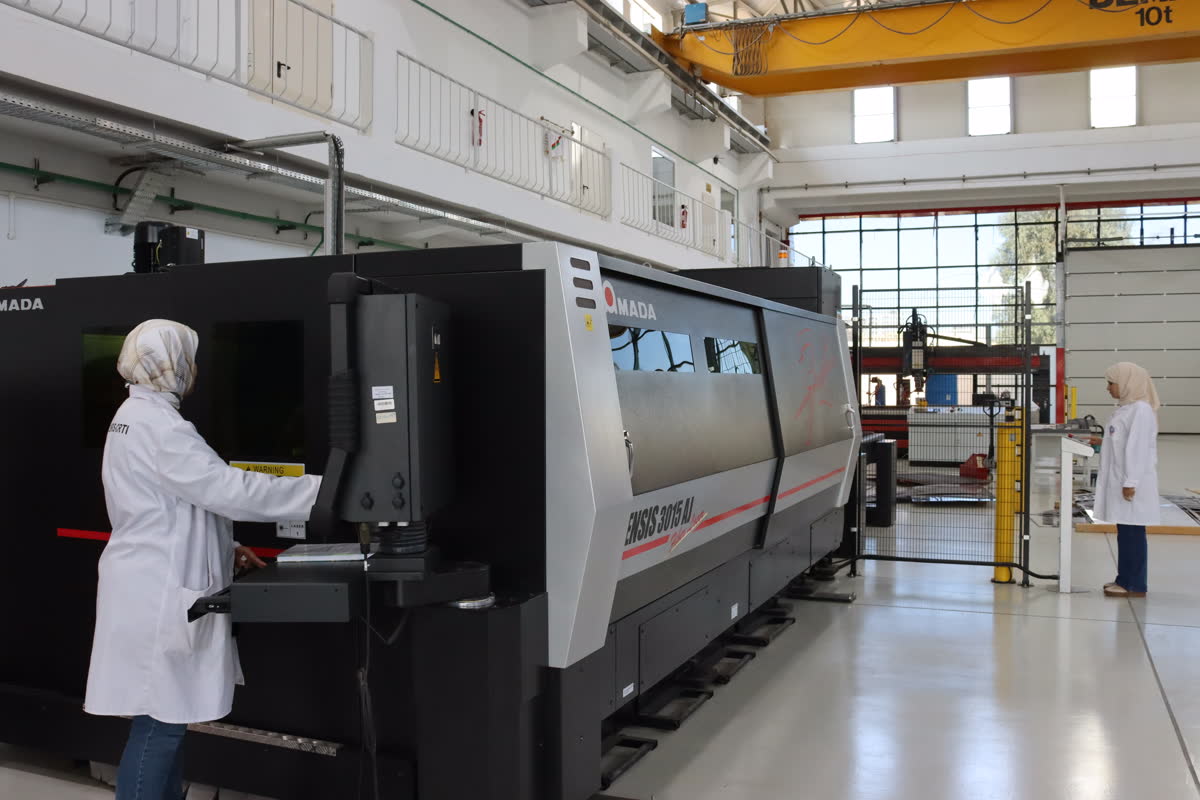 Opératrices sur la machine de découpe laser AMADA ENSIS 3015 AJ
