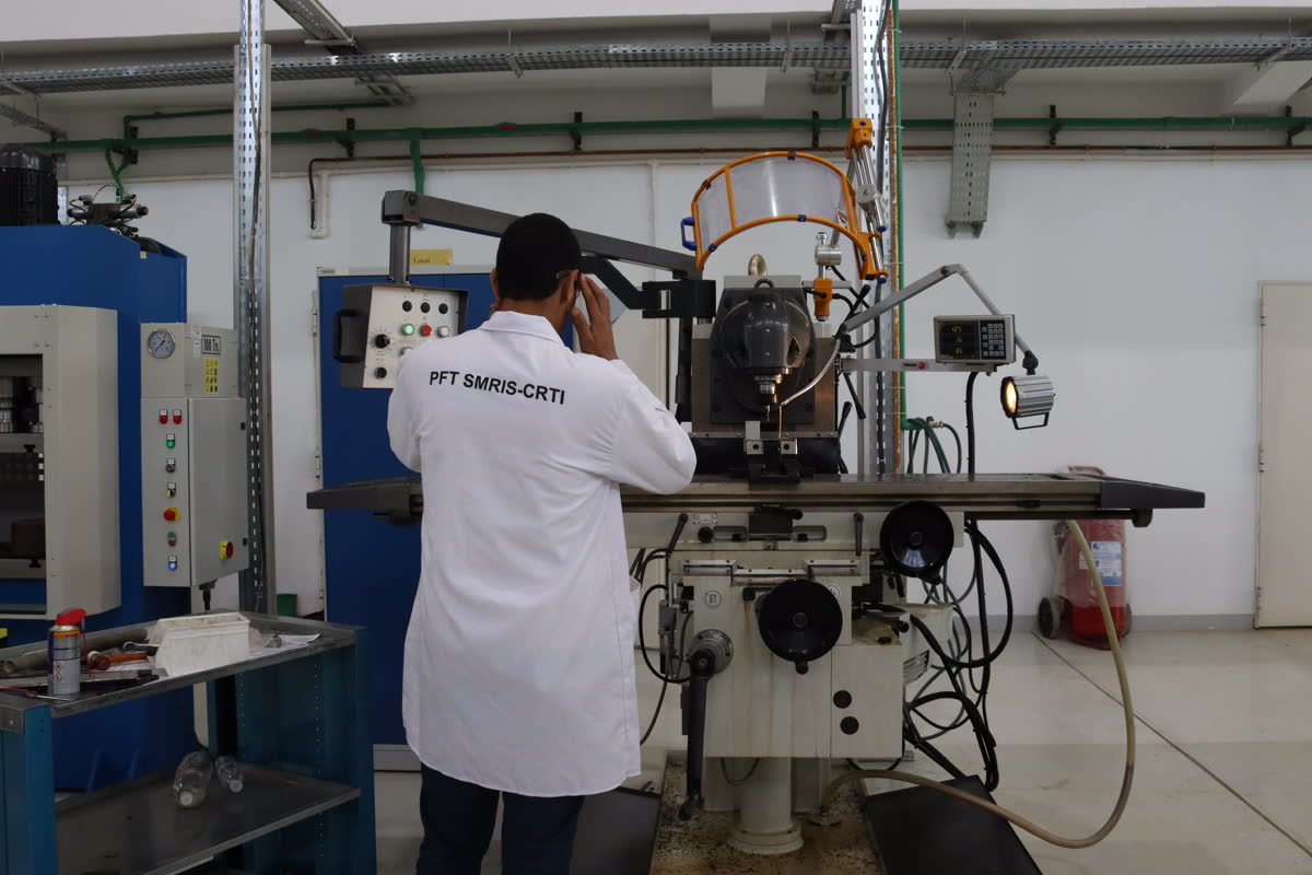Technicien sur la fraiseuse conventionnelle