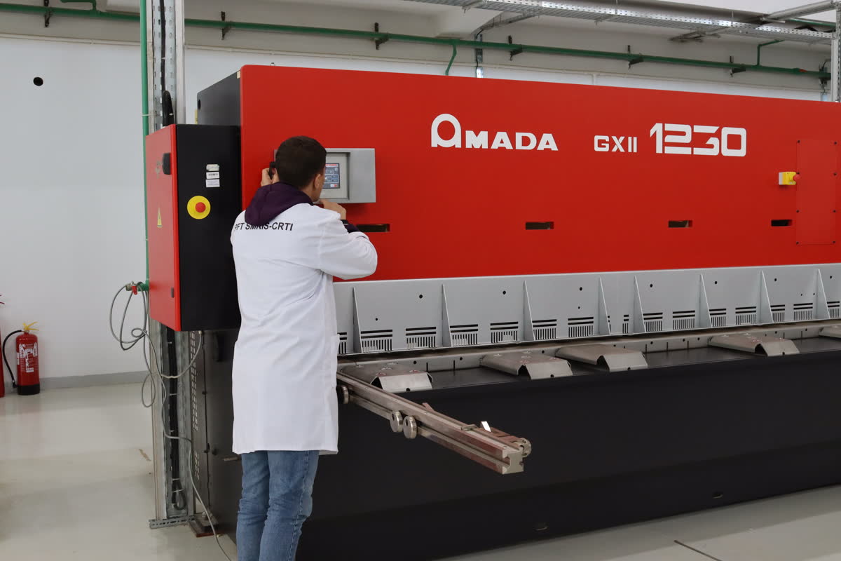 Opérateur sur la cisaille AMADA GX II 1230