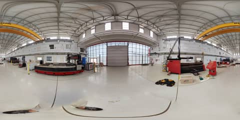 Vue 360° du fond de l'atelier SMRIS, regard vers l'entrée