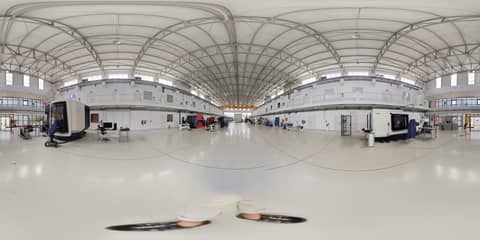 Vue 360° de l'entrée de l'atelier SMRIS, regard vers le fond